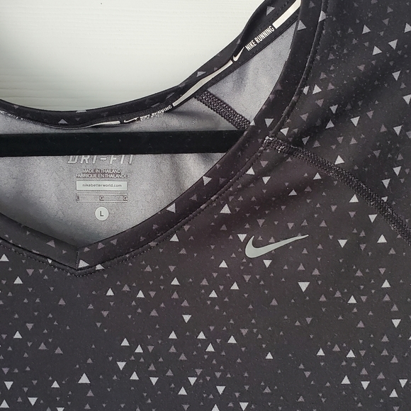 Nike Running Dri-Fit v-neck Tshirt. Black. Large. - Picture 8 of 8